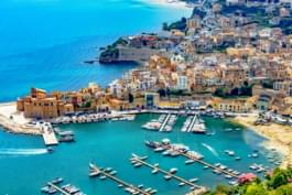 Vista sobre el puerto de Trapani en Sicilia