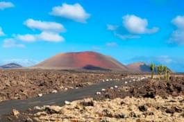 Camino en campo volcánico de Lanzarote