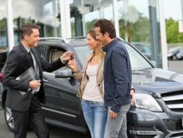 Paar bij huurauto overhandiging