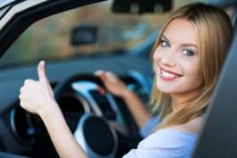 jeune femme voiture location 