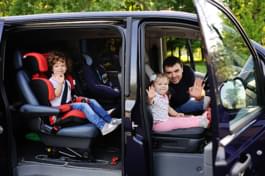 Familie in de auto
