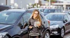Frau vor Auto