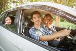 Familie im Minivan