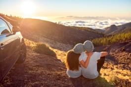 Paar Ausflug mit dem Mietwagen