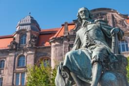 La estatua del gran científico Otto Gvericke
