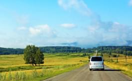 Kleinbus Mietwagen auf Landstraße