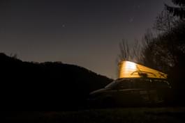 Campervan bei Nacht