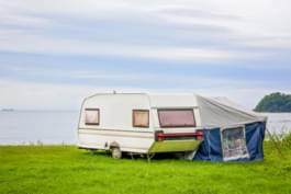 Wohnmobil mit Zelt
