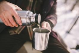 Thermoskanne mit Tee