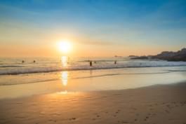 Sonnenuntergang am Strand in Westkap, Afrika