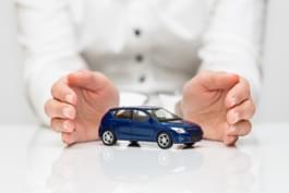 Manos protegen un auto