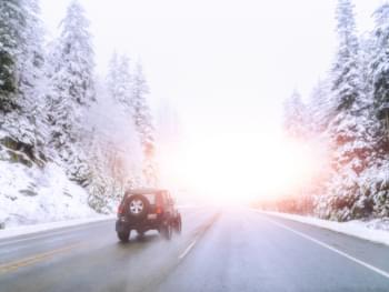 MIetwagen in winterlicher Landschaft