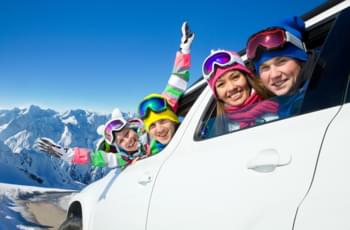 Familie im Mietwagen während dem Winter