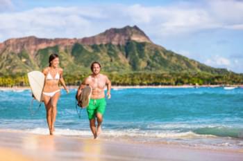 Surfer am Strand in Hawaii
