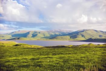 Mit dem Mietwagen die Landschaft Armeniens entdecken