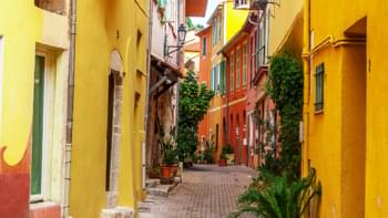 ruelle colorée nice sud france voiture location