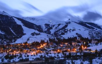 Montaña en la noche en Bariloche en invierno