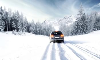 Auto fährt auf schneebedeckter Straße