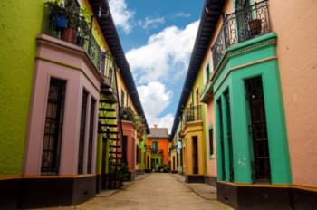 Calle Botogá con casas de colores