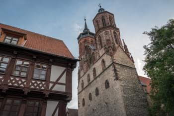 Gezicht op een van de vele kerken in Göttingen