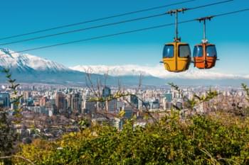 Seilbahn auf San Cristobal-Hügel mit Panoramablick auf Santiago de Chile