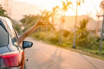 Hand aus Auto gestreckt