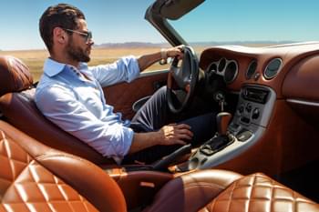 Mann im Luxuswagen cabrio