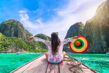 Mujer en barco en Phuket