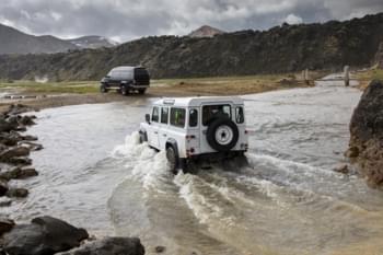 SUV im Wasser auf Island