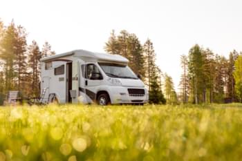 Wohnmobil auf einer Wiese bei Leipzig
