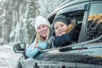 Familie im Winter im Mietwagen