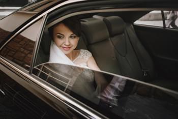 Braut im Luxuswagen