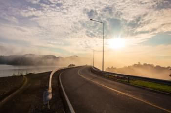 Straße in Surat Thani am Morgen