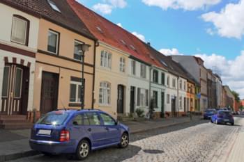 Carretera con coche en Wismar