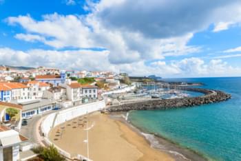 Hermosa playa de arena en Terceira