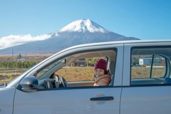 Frau im mietwagen in Japan