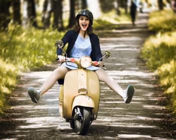 Mujer en una scooter