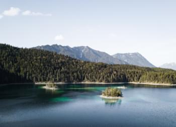 Al famoso Eibsee, cerca de Garmisch-Patenkirchen