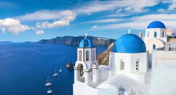 Typische blaue Kuppeldächer auf Santorini