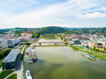Gezicht op Linz en de Donau
