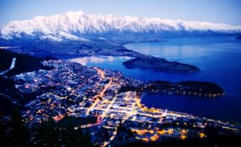 Bekijk Queenstown 's nachts van bovenaf