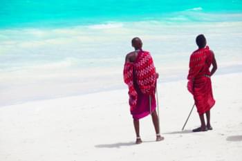 Massai am Strand von Sansibar