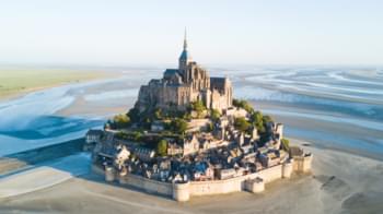 mont saint-michel cité médiévale normandie marée basse sables mouvants