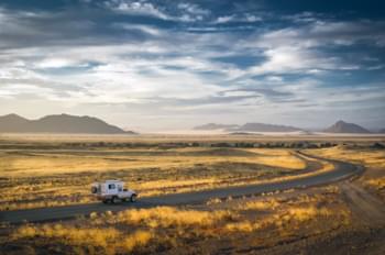 En la carretera en Namibia con un auto de alquiler