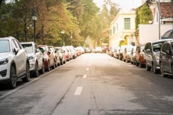 Straße mit parkenden Autos
