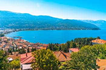 Vista de Ohid con el lago