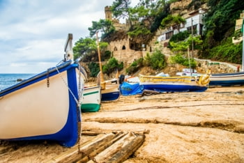 Sa Caleta Bucht mit Booten am Strand in Lloret de Mar