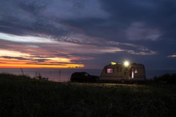 Wohnmobil bei Nacht