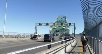 Mietwagen auf Brücke in Montreal