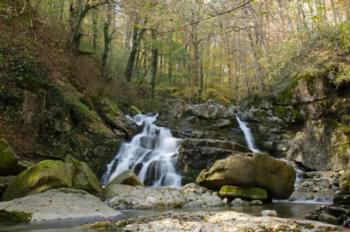 Waterval van een rivier, regio Krasnodar